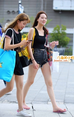 街拍粉色人字拖小妞