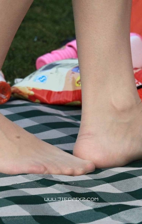 若不是孩子出镜，绝对猜不到这是一位美女辣妈