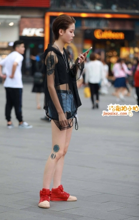 中性打扮的美腿热裤靓妹