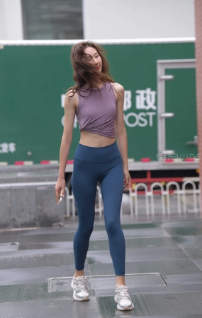 蓝色瑜伽裤运动系高挑美女