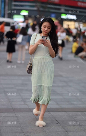 长裙街拍美女
