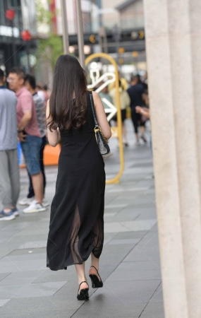 街拍黑色吊带裙美姐