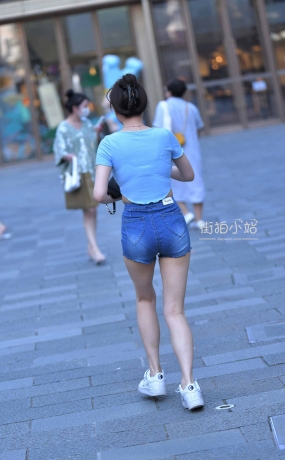 街拍热牛长腿大美女