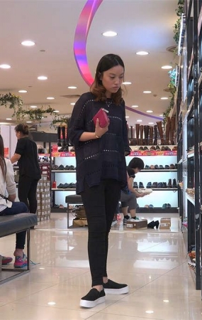 妹子商场试鞋