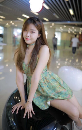 绿色小花裙女孩