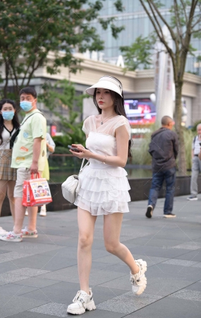 街拍白裙小仙女