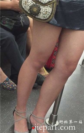 地铁偶遇超级甜美小清新美女，颜值简直要爆表。