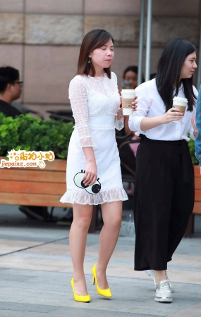 街拍白裙黄色高跟少妇