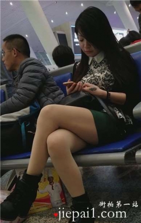 4k-高铁站候车室偶遇肉丝长腿大美女