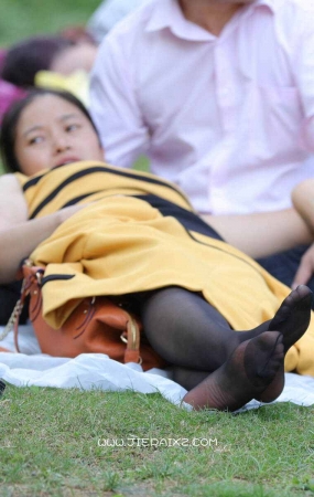 街拍黑丝少妇
