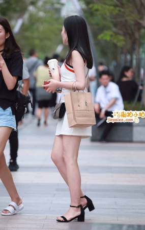 街拍两位青春妹子