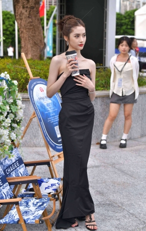 白皙露肩长裙美女