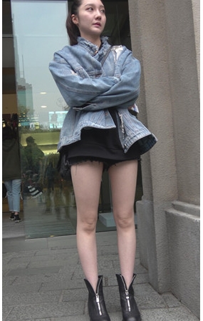 漂亮的黑色热裤白腿美女