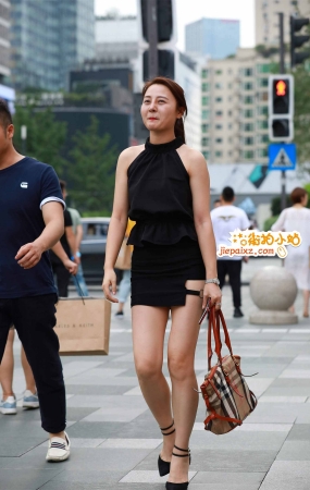 街拍马尾辫短裙性感MM