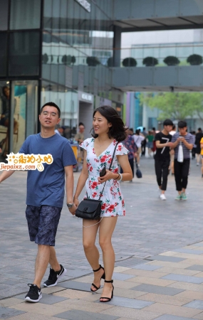 花裙子小妹