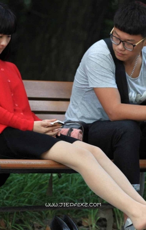 长丝小美女在僻静长椅上脱下了高跟鞋