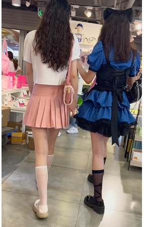 百褶裙美女