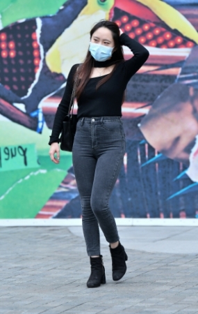 热情大方牛仔裤美女