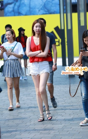街拍无袖红衣服热裤靓妹大长腿
