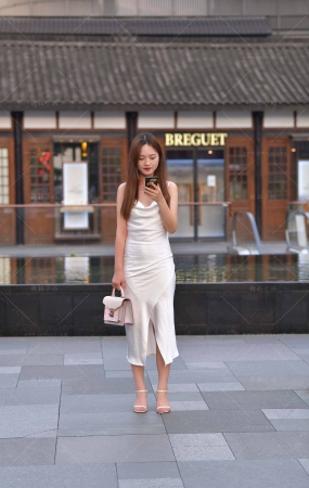 街拍吊带白裙小仙女
