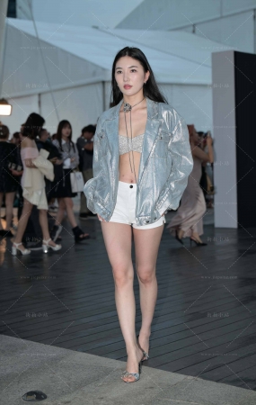 性感热裤美腿美女