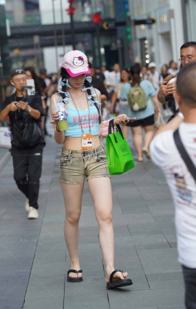 清凉的热牛，双麻花辫美眉