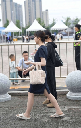 下班了的超薄丝美眉