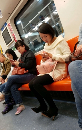 地铁上的黑丝高跟美女