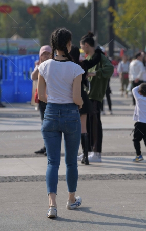 街拍麻花辫紧牛小妹