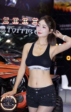 黑色热裤美女车模