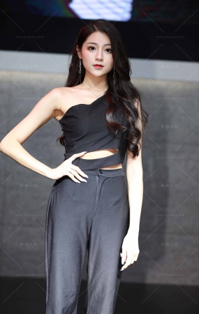 魅力美女车模叶子大人
