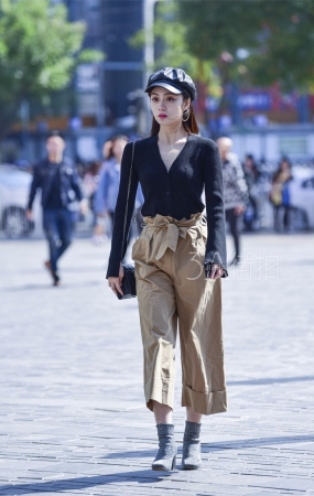 打扮时尚休闲的鸭舌帽美女-19P