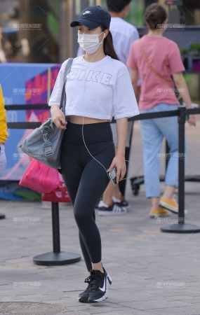 性感黑色紧身裤美女