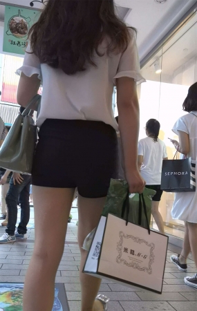 丰臀热裤美腿白色雪纺衫街拍美女