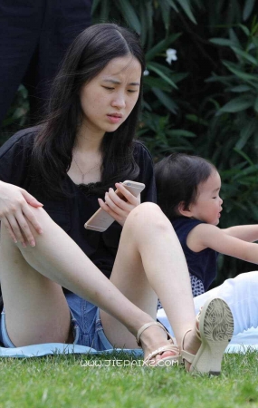 街拍热裤苗条玲珑小女子