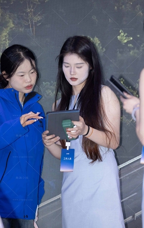 认真向客户介绍车子的小姐姐