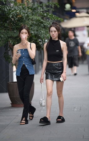 街拍苗条的皮裙小姐姐跟闺蜜