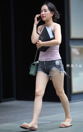 街拍性感的牛仔短热裤辣妹