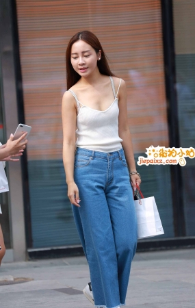 低胸吊带苗条街拍美女