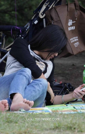 草地上躺着的牛仔裤MM