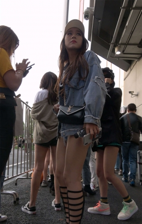 性感高挑热裤罗马鞋大美女