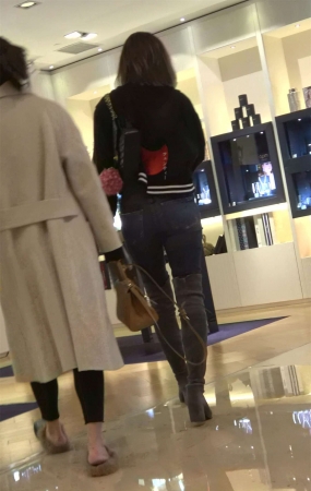 逛商场的极品紧身牛仔裤美女们