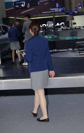 车展忙碌的售车美眉