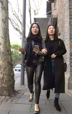 黑色紧身皮裤街拍美臀美女