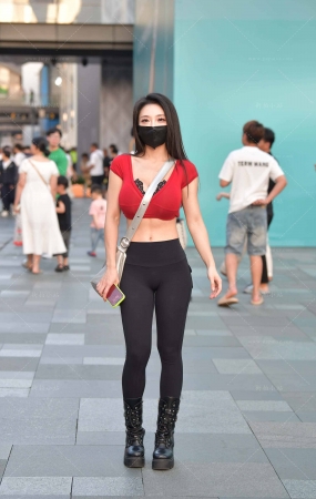 搭讪街拍红衣紧身裤蜜臀小姐姐