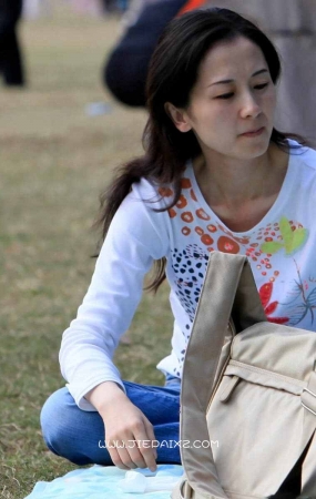 漂亮的美女妈妈，美脚丫相当精致。