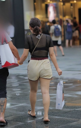 美女穿的真大胆