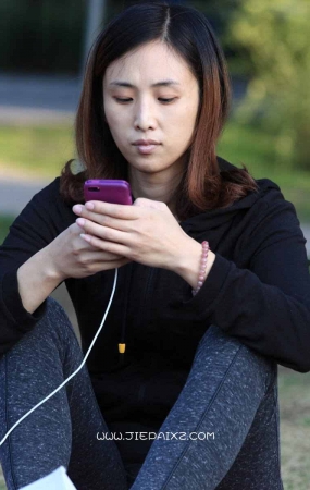 街拍草地上美女小姐姐