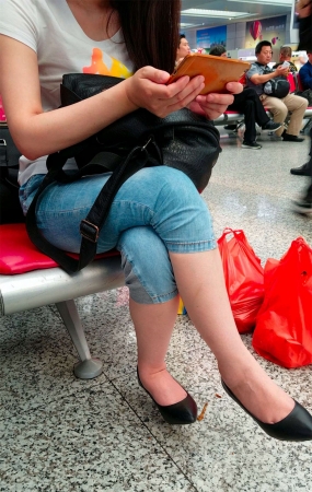 这才是街拍的美女大白腿