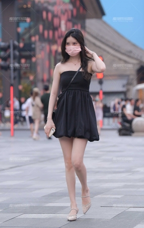 搭讪白皙美腿女孩